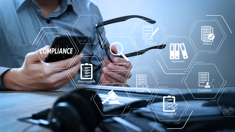 摄图网_307263503_用于监管法律标准要求和审计的虚拟合规情况图使用VOIP头戴眼镜的人手使用VOIP头盔数字平板电脑对接键盘智能电话概念通信支持呼叫（企业商用）